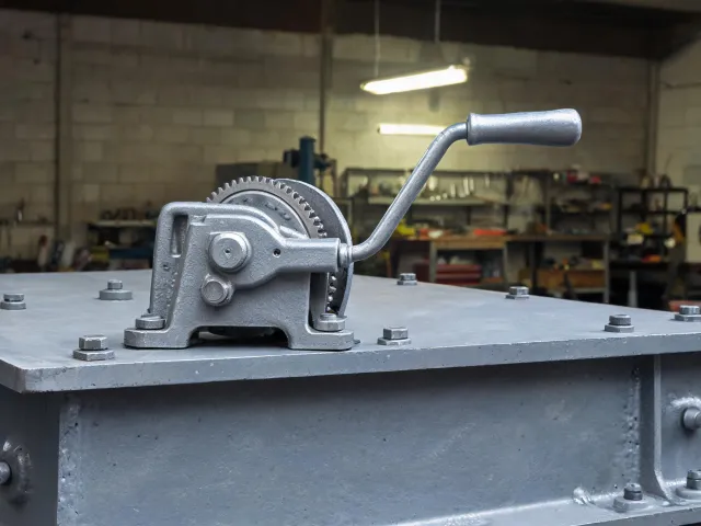 Manual winch handle as a buyer option